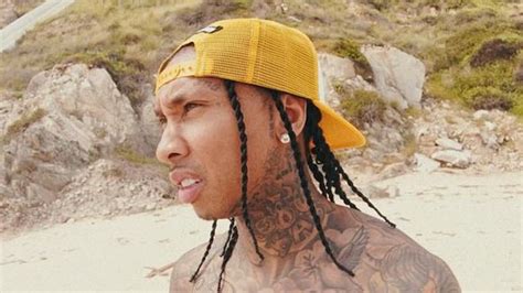 tyga desnudo|Tyga goes completely NUDE in beach snap and shares a shady。